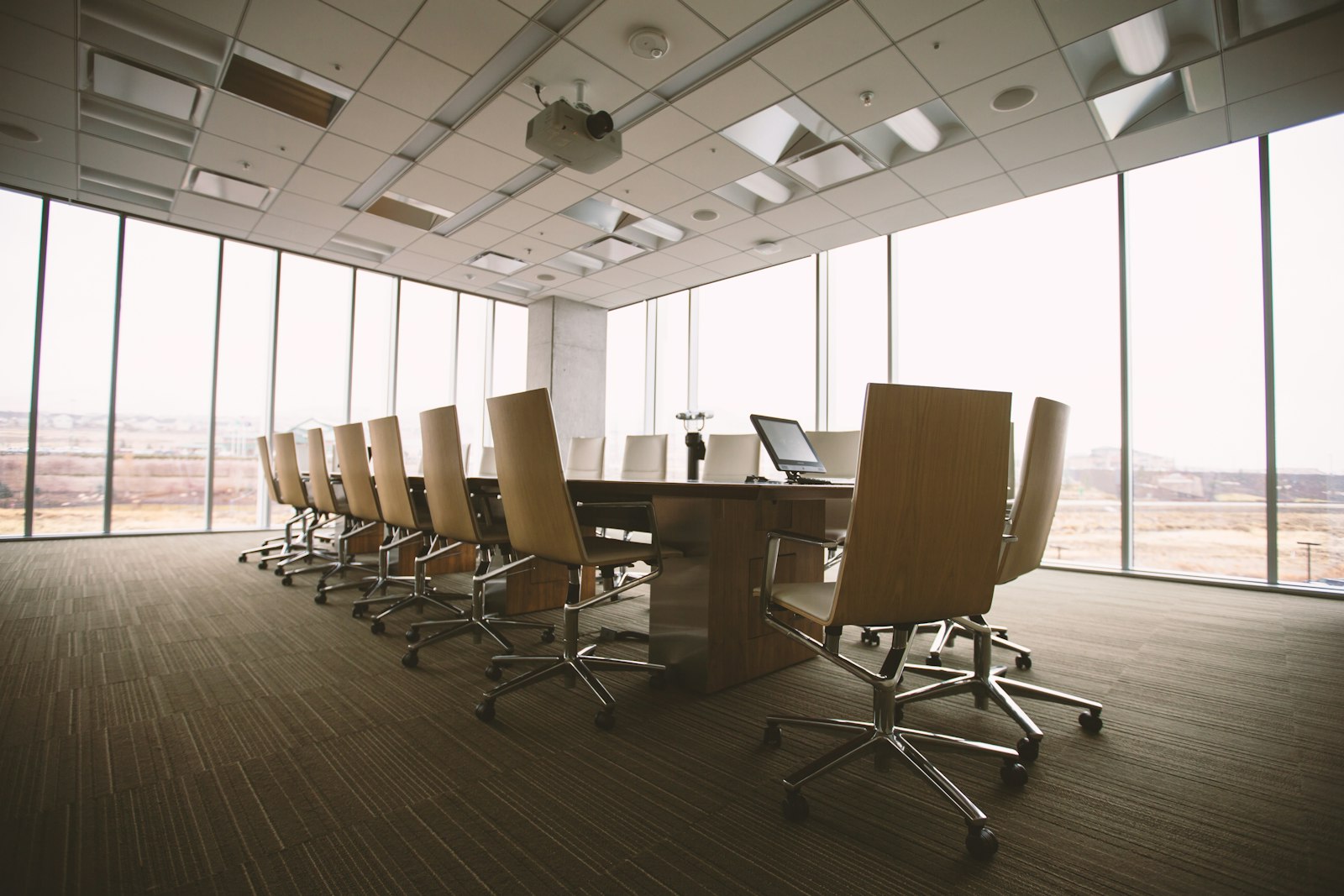 Leerer Konferenzraum – Distressed Corporate