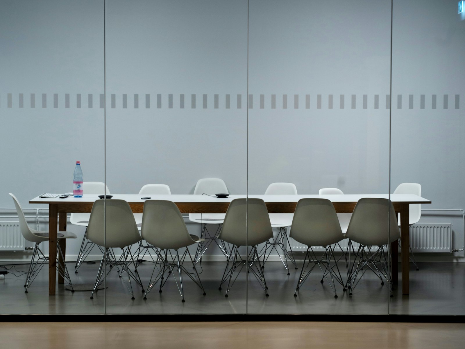 Konferenztisch im Dämmerlicht – Entscheidungen in der Sondersituation